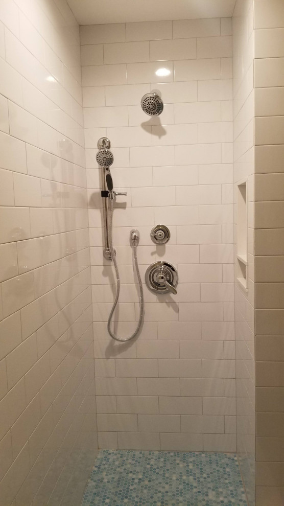 Inspiration för ett mellanstort funkis badrum med dusch, med beige kakel