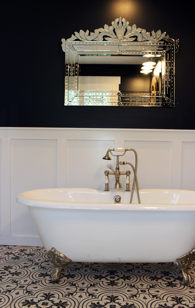 Источник вдохновения для домашнего уюта: большая главная ванная комната в стиле модернизм с ванной на ножках, угловым душем, белой плиткой, плиткой кабанчик, синими стенами, полом из цементной плитки, подвесной раковиной, разноцветным полом и душем с распашными дверями