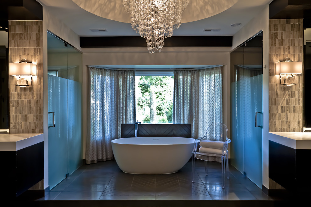 Пример оригинального дизайна: ванная комната в стиле модернизм с отдельно стоящей ванной