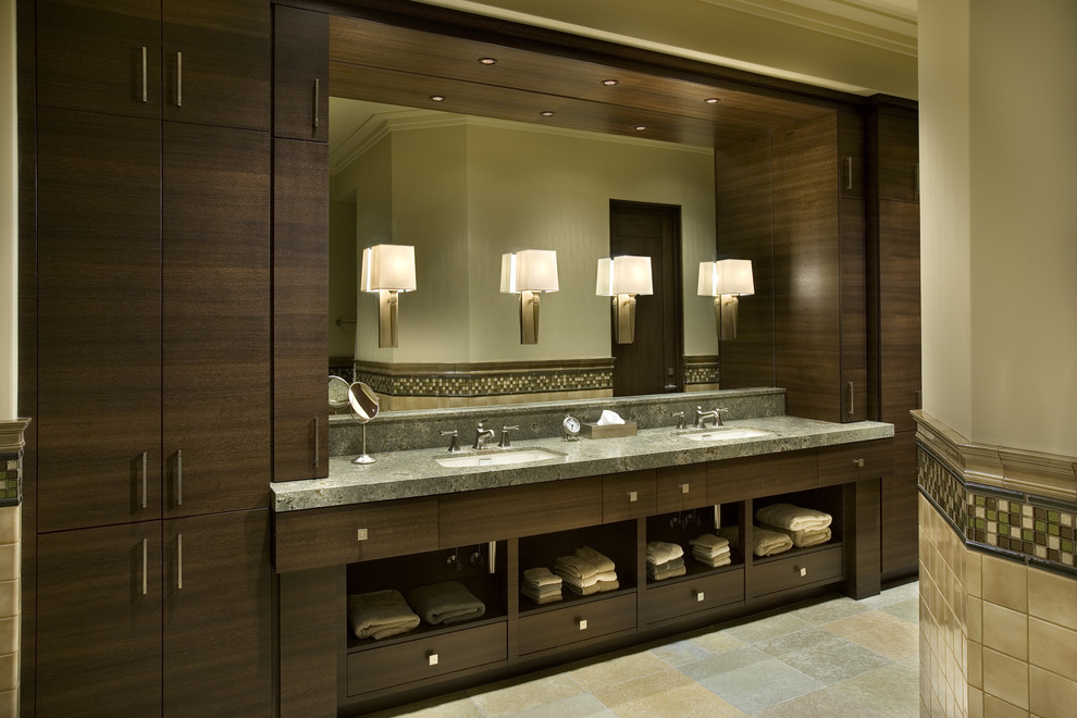 Imagen de cuarto de baño rectangular actual con puertas de armario de madera en tonos medios