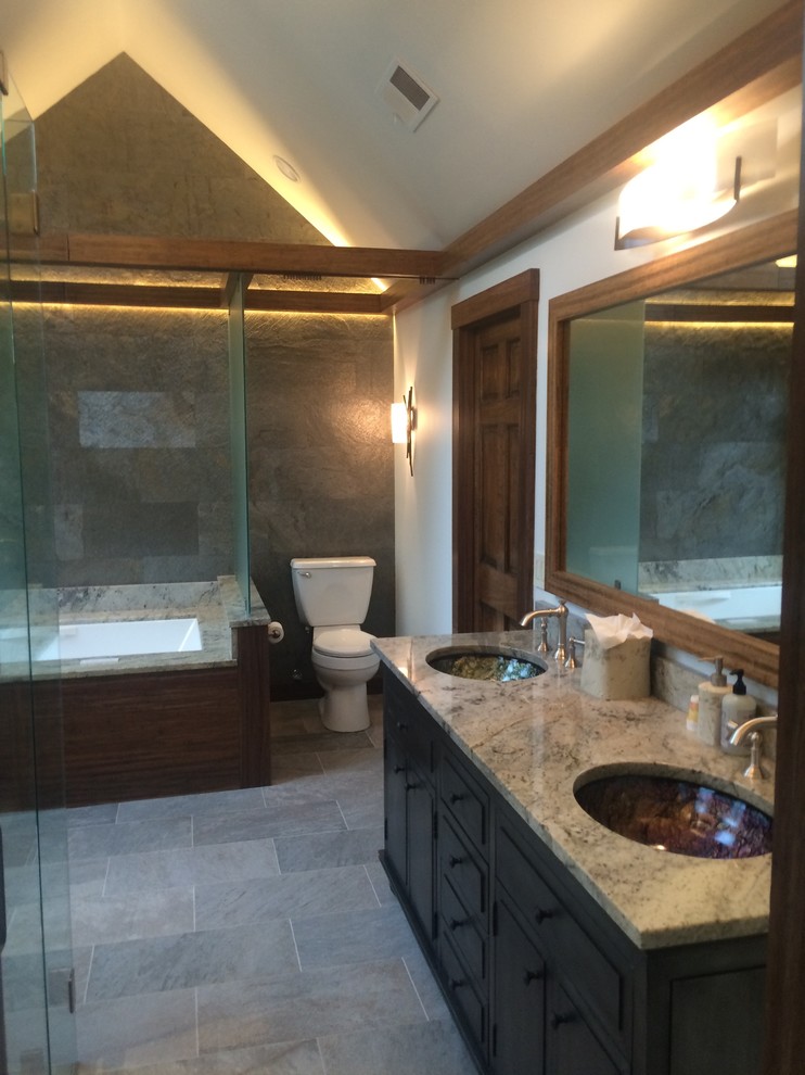 Exemple d'une grande salle de bain principale montagne avec un placard en trompe-l'oeil, des portes de placard grises, une baignoire encastrée, une douche à l'italienne, WC séparés, un carrelage vert, des carreaux de céramique, un mur vert, un sol en carrelage de céramique, un lavabo encastré et un plan de toilette en granite.