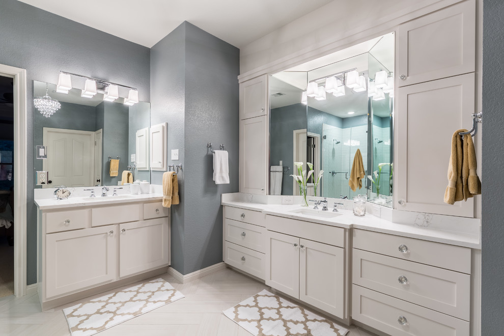Modelo de cuarto de baño principal tradicional renovado de tamaño medio con armarios estilo shaker, ducha esquinera, paredes grises, suelo de baldosas de porcelana y lavabo bajoencimera