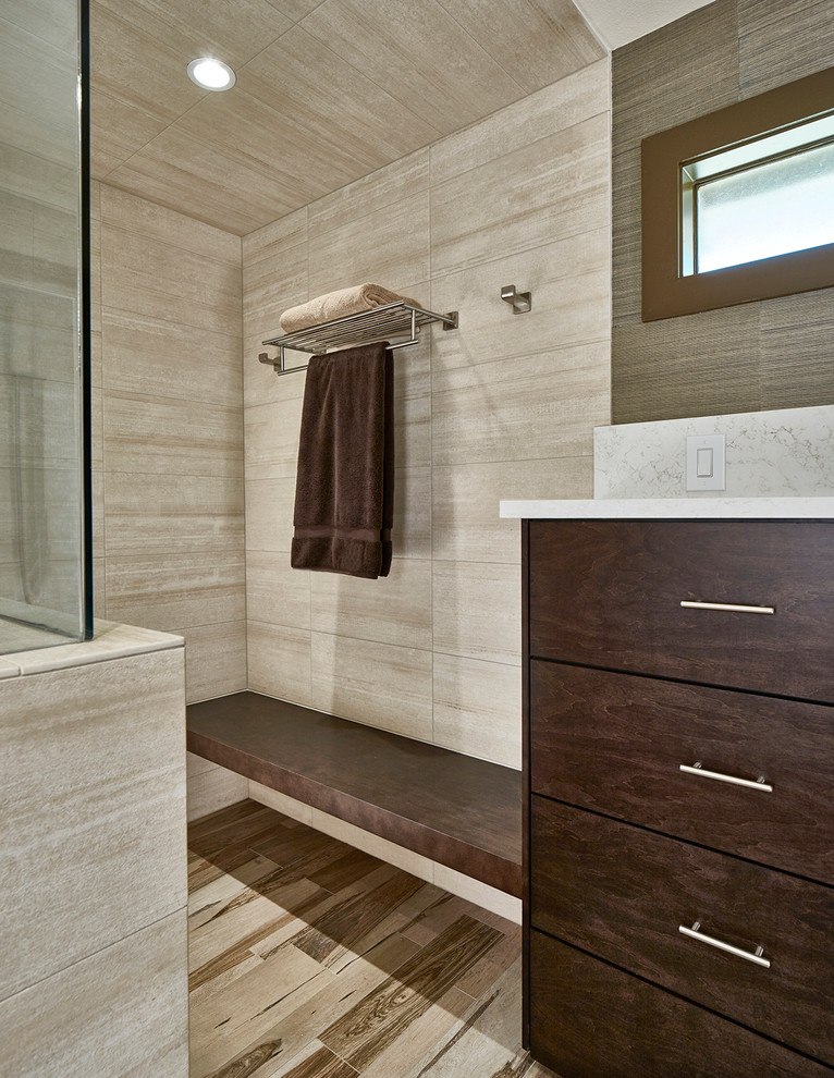 Idee per una piccola stanza da bagno padronale design con ante lisce e ante in legno bruno