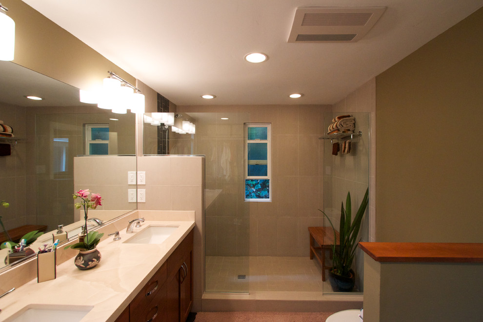 Idéer för att renovera ett stort funkis en-suite badrum, med ett undermonterad handfat, skåp i shakerstil, skåp i mörkt trä, marmorbänkskiva, en öppen dusch, grå kakel, cementkakel och beige väggar