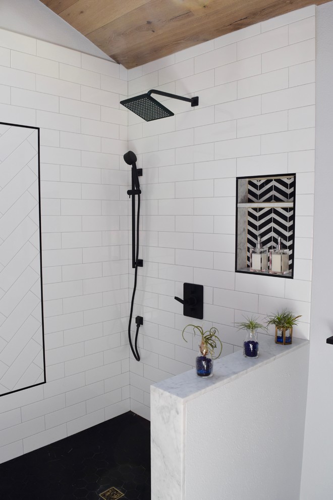Großes Klassisches Badezimmer En Suite mit offener Dusche, Marmorboden, schwarzem Boden, offener Dusche, schwarz-weißen Fliesen und Keramikfliesen in Los Angeles