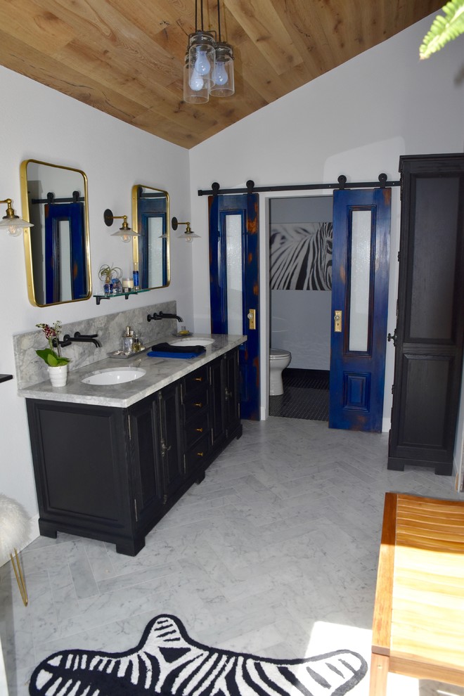 Idéer för att renovera ett stort eklektiskt en-suite badrum, med möbel-liknande, svarta skåp, en öppen dusch, svart och vit kakel, cementkakel, grå väggar, marmorgolv, marmorbänkskiva och grått golv