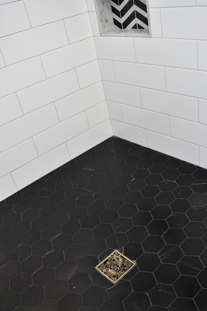 Immagine di una grande stanza da bagno padronale chic con doccia aperta, pistrelle in bianco e nero, piastrelle in ceramica, pavimento in marmo, pavimento nero e doccia aperta