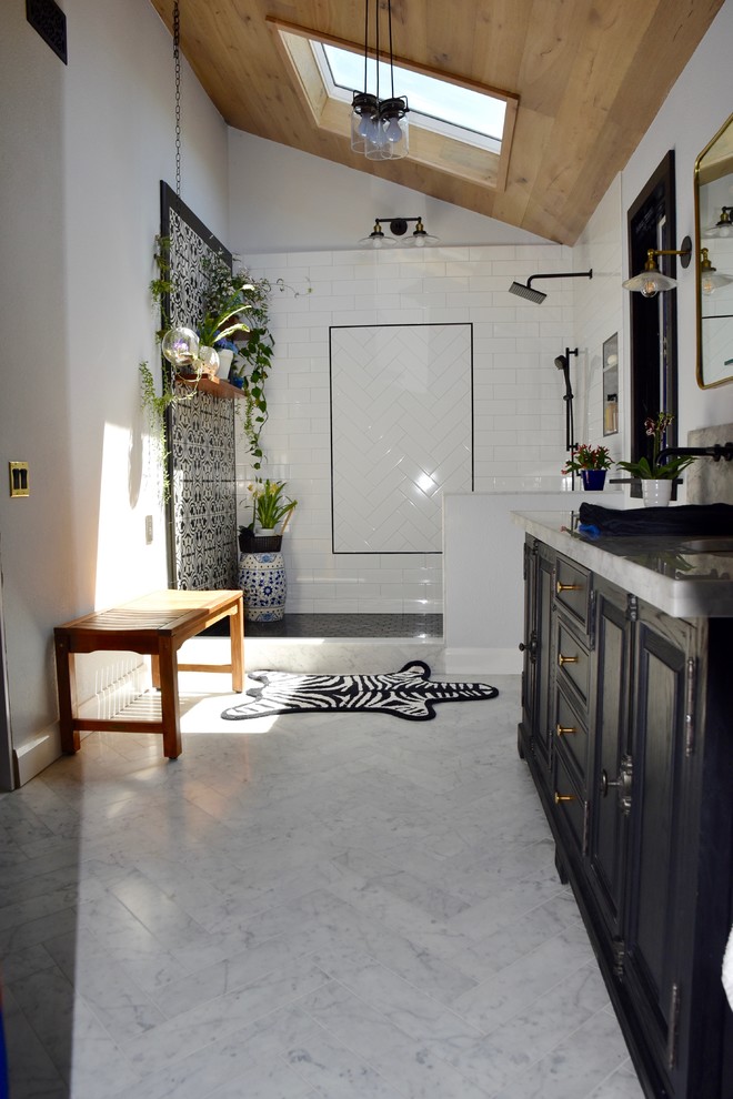 Bild på ett stort eklektiskt en-suite badrum, med möbel-liknande, svarta skåp, en öppen dusch, svart och vit kakel, cementkakel, marmorgolv, marmorbänkskiva och grått golv