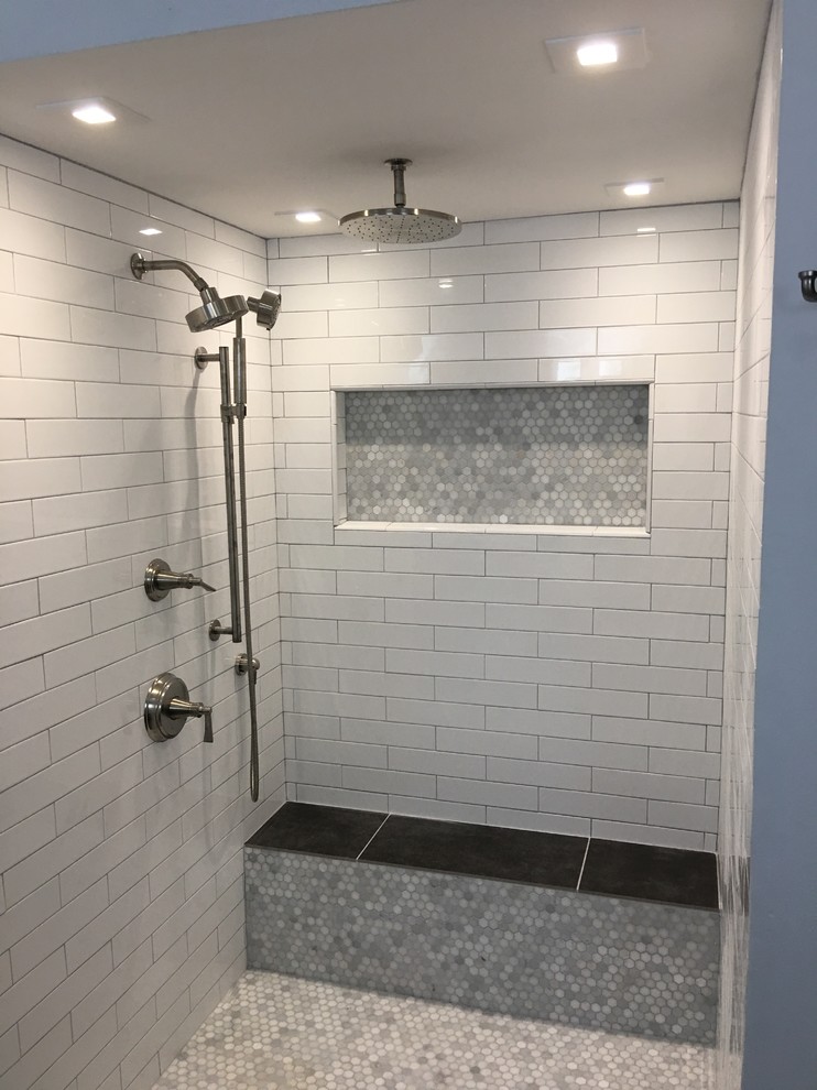 Ispirazione per una grande stanza da bagno padronale chic con doccia alcova, piastrelle bianche, piastrelle diamantate, pavimento con piastrelle a mosaico, pavimento bianco e doccia aperta