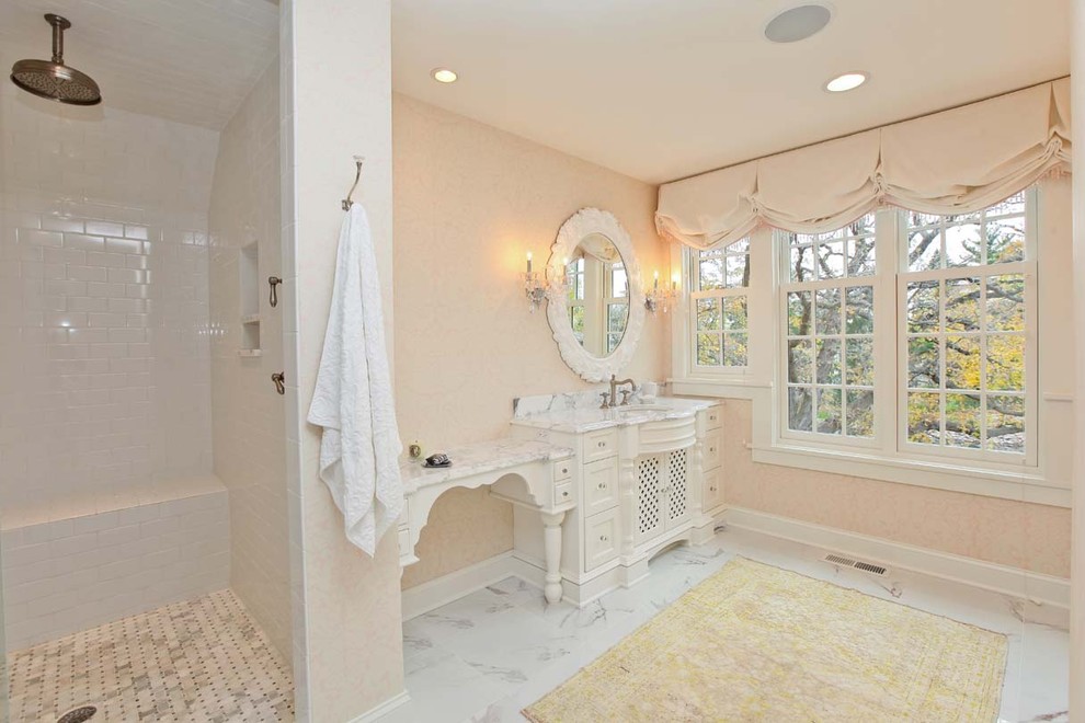 Immagine di una stanza da bagno shabby-chic style con piastrelle diamantate e lavabo a consolle