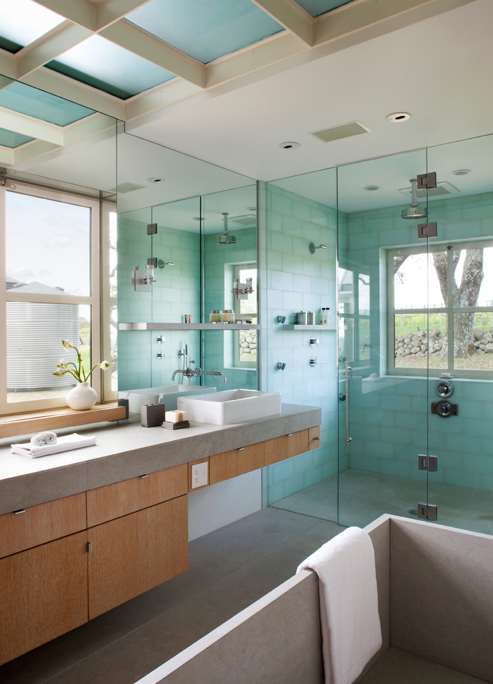 На фото: ванная комната в современном стиле с настольной раковиной и бетонным полом с