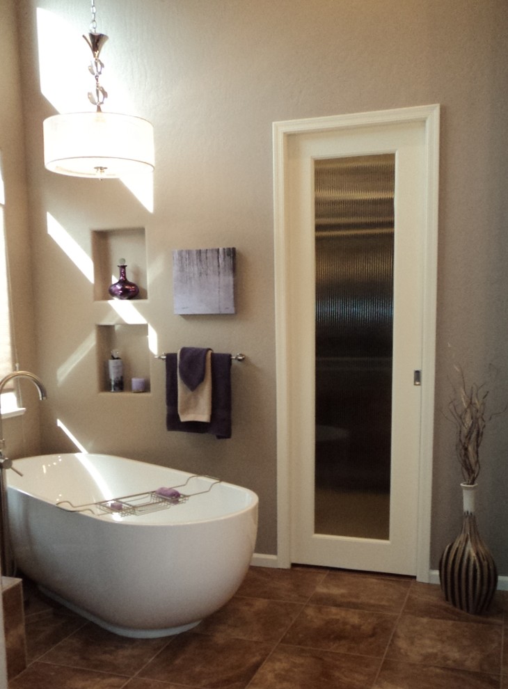 Imagen de cuarto de baño contemporáneo con lavabo sobreencimera y bañera exenta