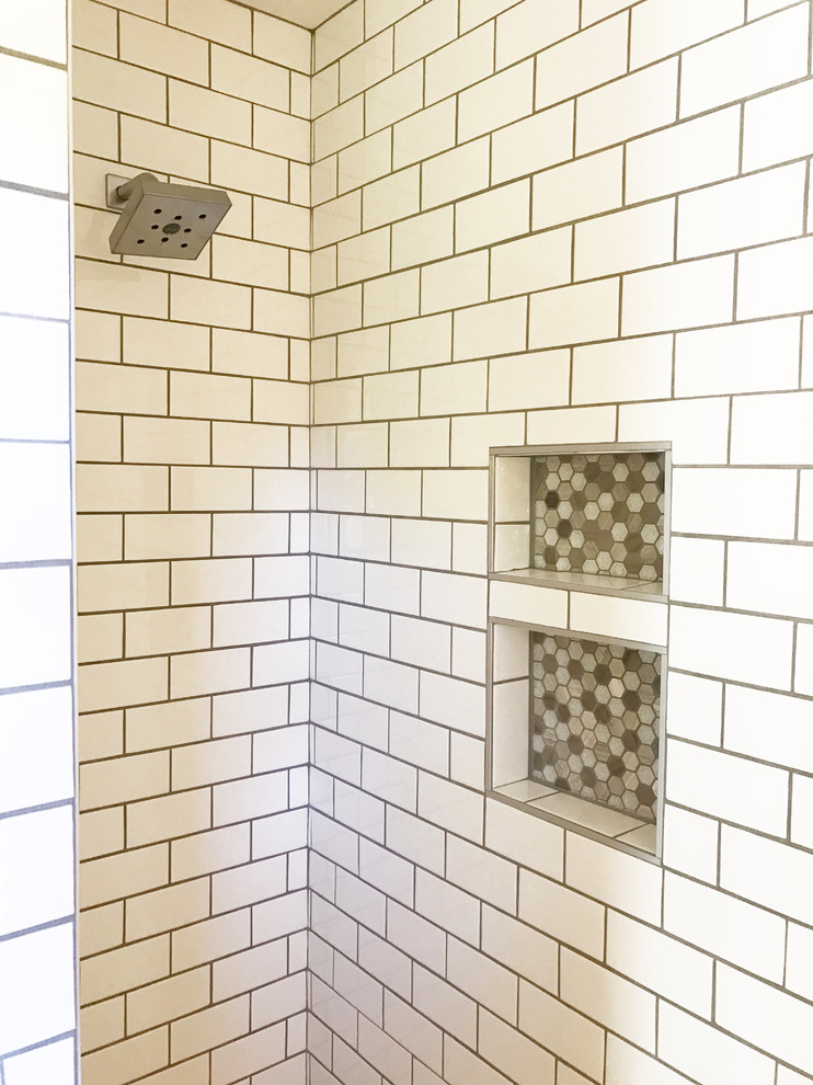 Inspiration för stora moderna en-suite badrum, med luckor med upphöjd panel, grå skåp, en jacuzzi, en dusch i en alkov, en toalettstol med separat cisternkåpa, vit kakel, keramikplattor, grå väggar, klinkergolv i keramik, ett integrerad handfat, granitbänkskiva, svart golv och med dusch som är öppen