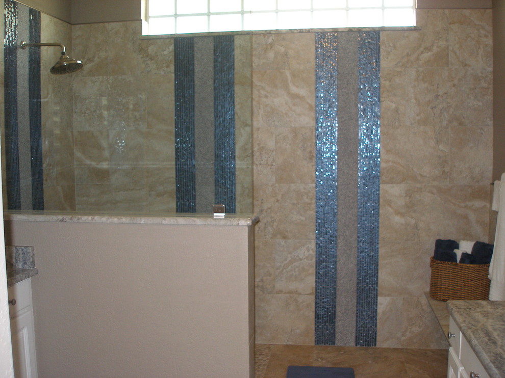 Idee per una stanza da bagno con doccia design di medie dimensioni con lavabo sottopiano, ante in stile shaker, ante bianche, doccia ad angolo, piastrelle beige e pareti marroni