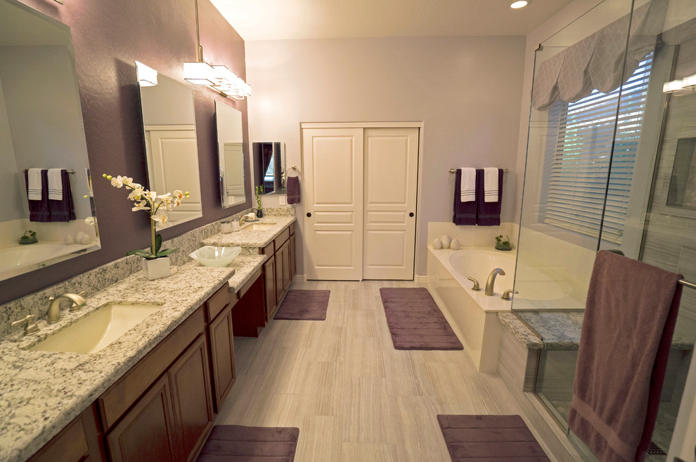 Idéer för att renovera ett stort funkis en-suite badrum, med ett undermonterad handfat, luckor med infälld panel, skåp i mellenmörkt trä, granitbänkskiva, en dubbeldusch, grå kakel, porslinskakel, grå väggar och klinkergolv i porslin