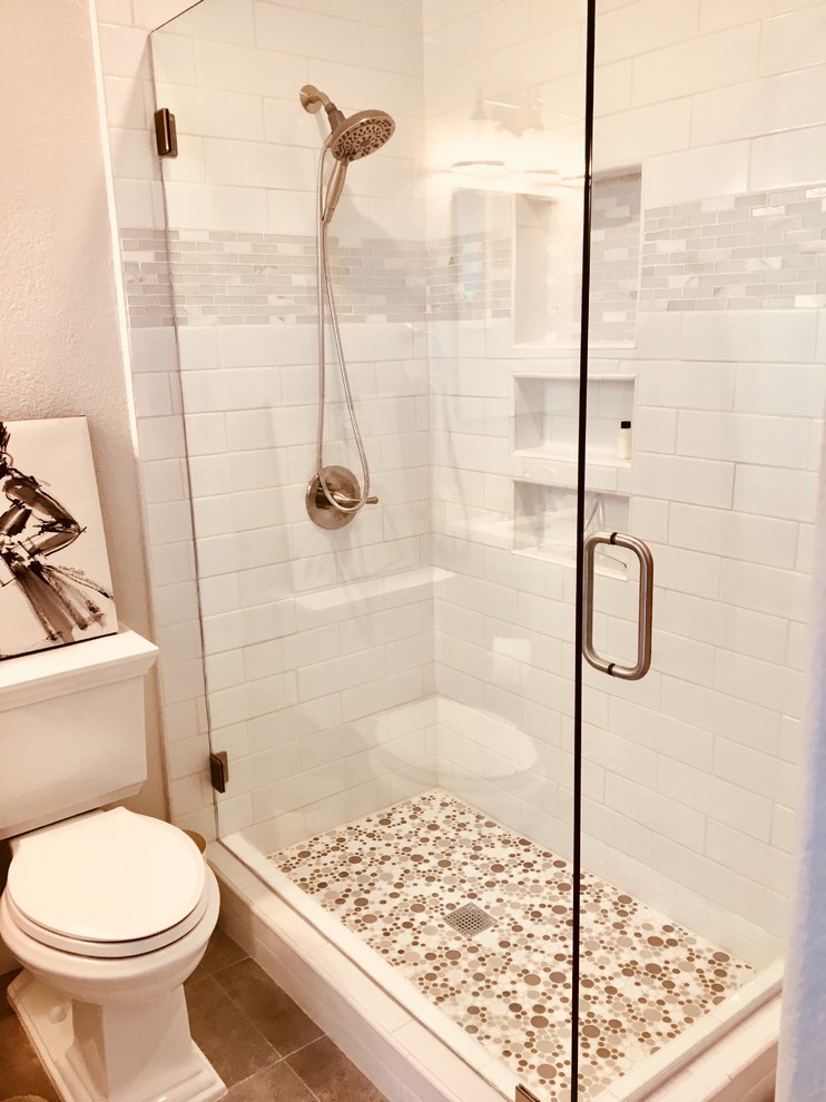 Cette image montre une salle de bain design de taille moyenne avec un placard à porte shaker, des portes de placard blanches et un plan de toilette en quartz modifié.