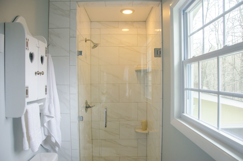 Idées déco pour une douche en alcôve principale campagne avec un lavabo suspendu, WC à poser, un carrelage marron, des carreaux de porcelaine, un mur gris et un sol en carrelage de porcelaine.
