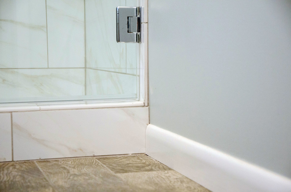 Imagen de cuarto de baño principal campestre con lavabo suspendido, ducha empotrada, sanitario de una pieza, baldosas y/o azulejos marrones, baldosas y/o azulejos de porcelana, paredes grises y suelo de baldosas de porcelana