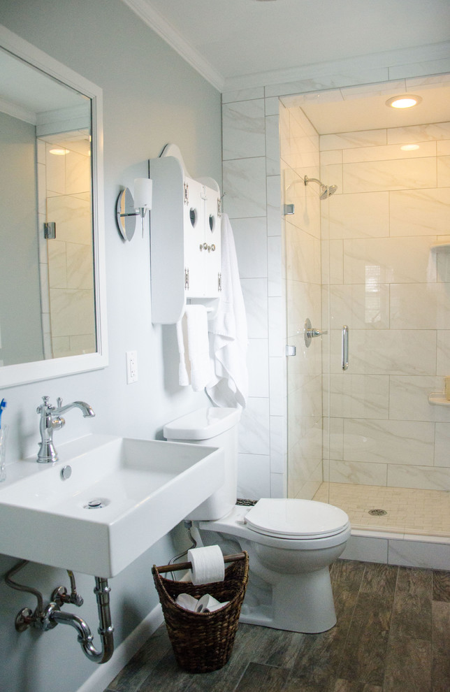 Свежая идея для дизайна: главная ванная комната в стиле кантри с подвесной раковиной, душем в нише, унитазом-моноблоком, коричневой плиткой, керамогранитной плиткой, серыми стенами и полом из керамогранита - отличное фото интерьера