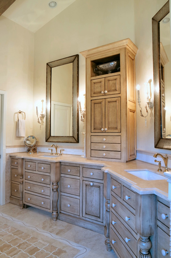 Idéer för stora vintage en-suite badrum, med ett undermonterad handfat, släta luckor, skåp i ljust trä, marmorbänkskiva, ett fristående badkar, en dubbeldusch, beige kakel, stenkakel och beige väggar