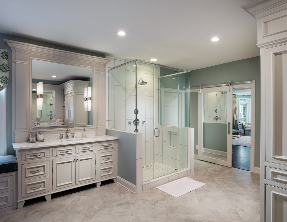 Klassisk inredning av ett mellanstort en-suite badrum, med luckor med profilerade fronter, grå skåp, ett fristående badkar, en öppen dusch, vit kakel, porslinskakel, grå väggar, mosaikgolv, ett undermonterad handfat, marmorbänkskiva, vitt golv och dusch med gångjärnsdörr
