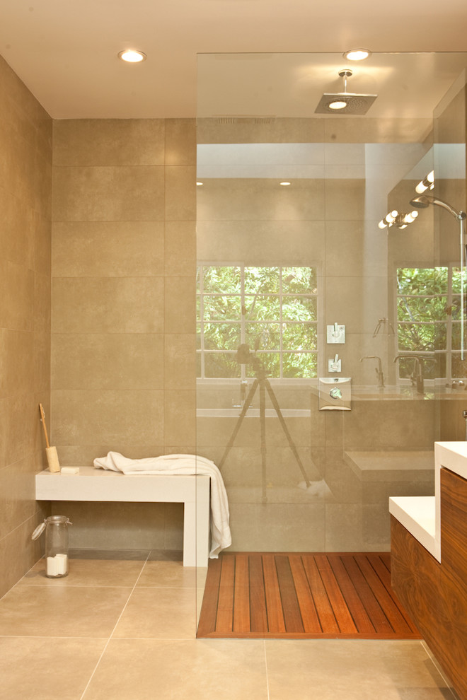 ロサンゼルスにあるコンテンポラリースタイルのおしゃれな浴室 (オープン型シャワー、オープンシャワー) の写真