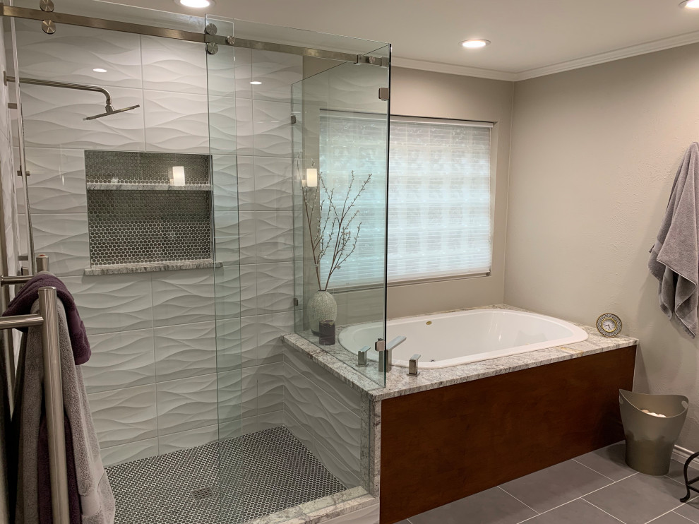 Idéer för stora funkis flerfärgat en-suite badrum, med skåp i shakerstil, vita skåp, ett platsbyggt badkar, en öppen dusch, grå kakel, glaskakel, grå väggar, klinkergolv i porslin, ett undermonterad handfat, granitbänkskiva, grått golv och dusch med gångjärnsdörr
