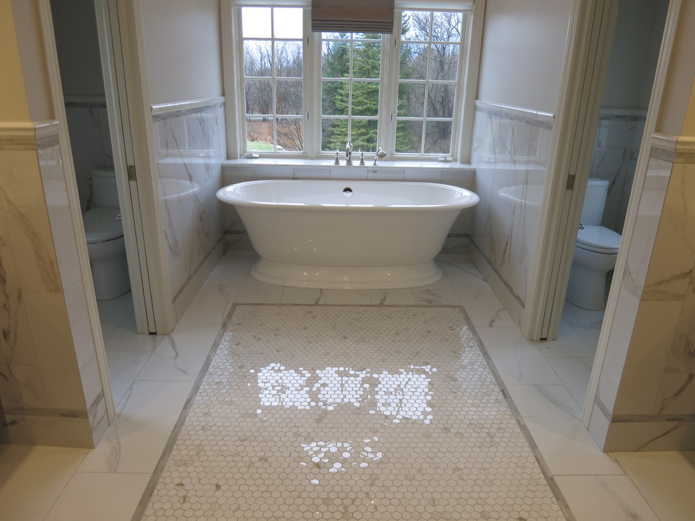 Cette photo montre une salle de bain chic avec une baignoire sur pieds, une douche double, un carrelage blanc, des carreaux de porcelaine, un sol en carrelage de porcelaine et un sol blanc.