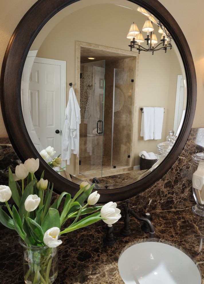 Стильный дизайн: ванная комната в классическом стиле с врезной раковиной, душем в нише и бежевой плиткой - последний тренд