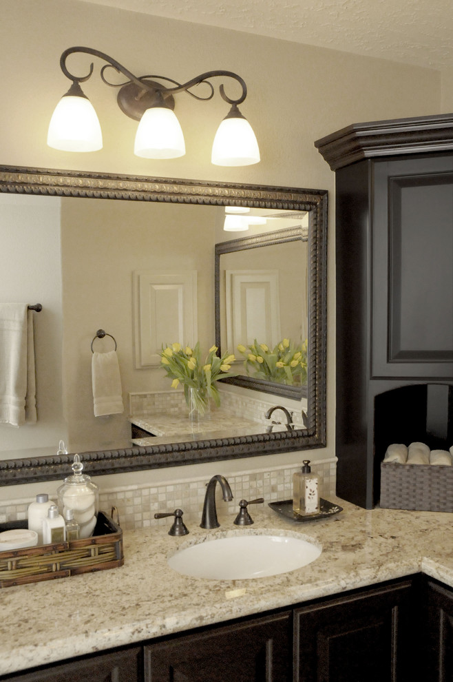 Ejemplo de cuarto de baño tradicional con encimera de granito y baldosas y/o azulejos de travertino