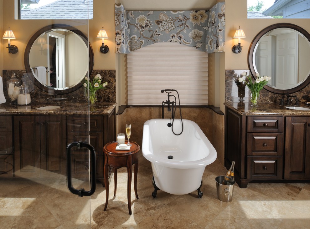 Идея дизайна: ванная комната в классическом стиле с ванной на ножках и плиткой из травертина