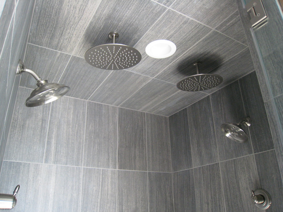 Foto di una grande stanza da bagno padronale contemporanea con doccia aperta, pareti grigie e porta doccia a battente
