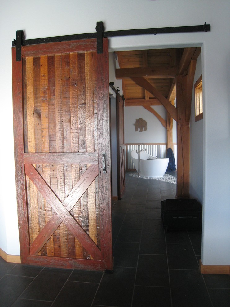 Пример оригинального дизайна: большая главная ванная комната в стиле рустика с отдельно стоящей ванной, бежевой плиткой, серой плиткой, галечной плиткой, серыми стенами, серым полом и полом из сланца