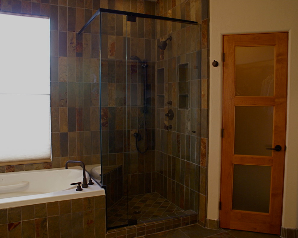 Bild på ett funkis en-suite badrum, med ett fristående handfat, skåp i shakerstil, skåp i mellenmörkt trä, granitbänkskiva, en hörndusch, grön kakel, stenkakel, beige väggar och skiffergolv