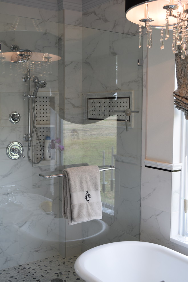 Пример оригинального дизайна: главная ванная комната среднего размера в классическом стиле с стеклянными фасадами, серыми фасадами, ванной на ножках, угловым душем, раздельным унитазом, белой плиткой, керамической плиткой, белыми стенами, полом из мозаичной плитки, врезной раковиной, столешницей из кварцита, серым полом, душем с распашными дверями и серой столешницей
