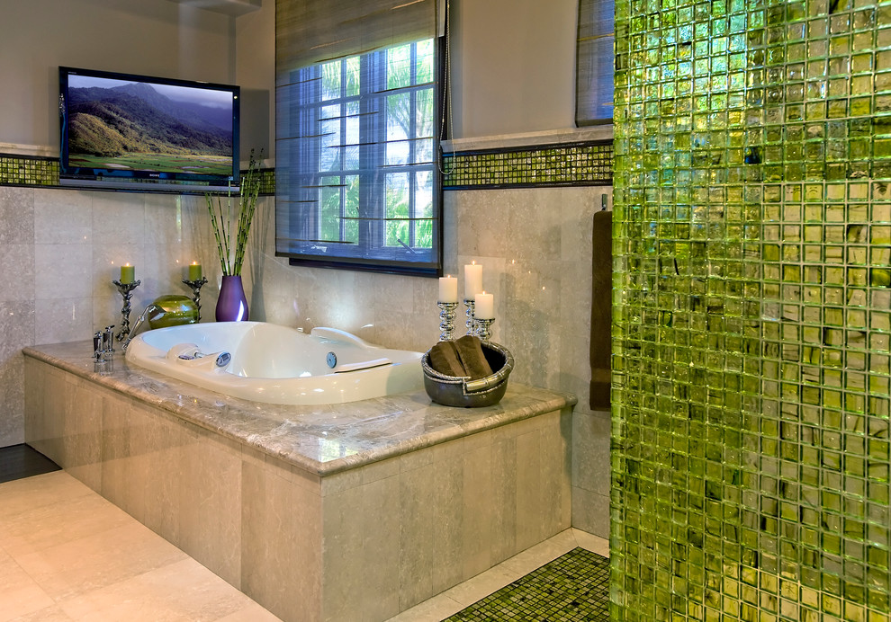 На фото: большая главная ванная комната в стиле неоклассика (современная классика) с угловой ванной, открытым душем, зеленой плиткой, плиткой мозаикой, бежевыми стенами, полом из известняка и бежевым полом с