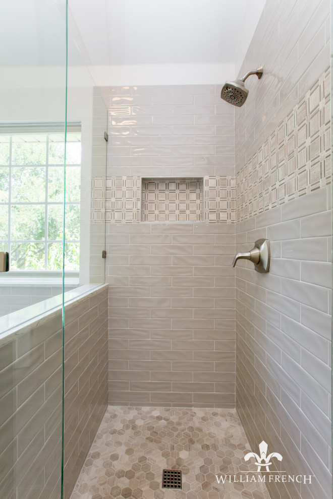 Пример оригинального дизайна: главная ванная комната среднего размера в стиле неоклассика (современная классика) с фасадами с выступающей филенкой, серыми фасадами, накладной ванной, душем в нише, раздельным унитазом, полом из керамогранита, врезной раковиной, столешницей из искусственного кварца, коричневым полом, душем с распашными дверями, разноцветной столешницей и встроенной тумбой