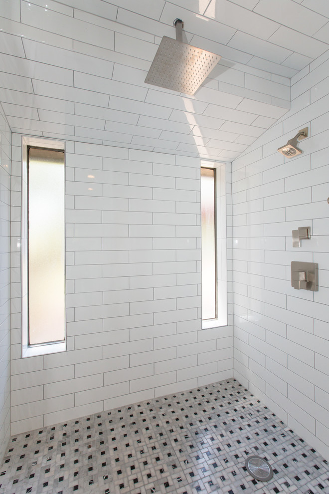 Immagine di una stanza da bagno padronale minimalista di medie dimensioni con ante bianche, doccia ad angolo, piastrelle bianche, pareti grigie, pavimento marrone, porta doccia a battente e top bianco