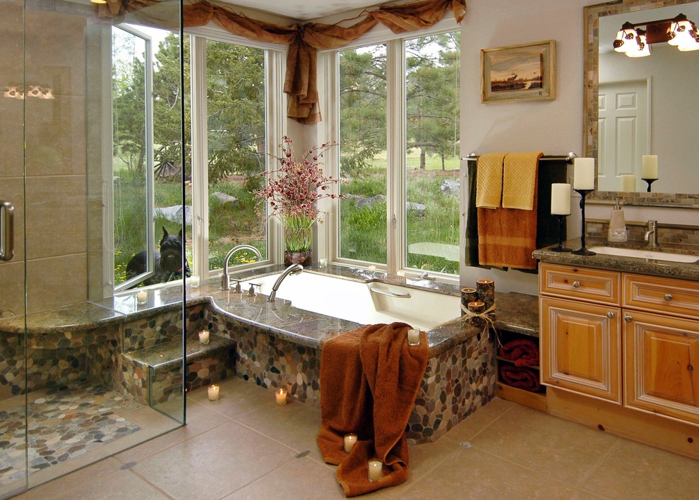 Exempel på ett klassiskt badrum, med granitbänkskiva