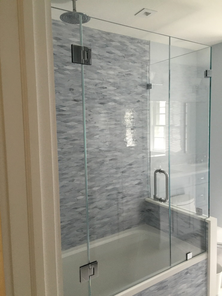 Источник вдохновения для домашнего уюта: ванная комната в классическом стиле с угловой ванной, душем над ванной, серой плиткой, белыми стенами и душевой кабиной