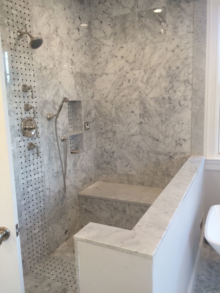 Foto på ett stort vintage en-suite badrum, med luckor med profilerade fronter, vita skåp, ett fristående badkar, en öppen dusch, grå kakel, tunnelbanekakel, vita väggar, kalkstensgolv, ett piedestal handfat och marmorbänkskiva