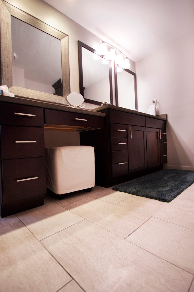 Пример оригинального дизайна: ванная комната в стиле неоклассика (современная классика) с врезной раковиной, серыми фасадами, столешницей из известняка, открытым душем, серой плиткой и керамогранитной плиткой