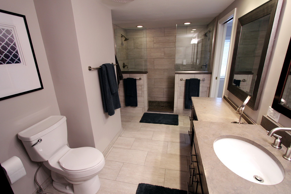 Klassisches Badezimmer mit Unterbauwaschbecken, grauen Schränken, Kalkstein-Waschbecken/Waschtisch, offener Dusche, grauen Fliesen und Porzellanfliesen in Chicago
