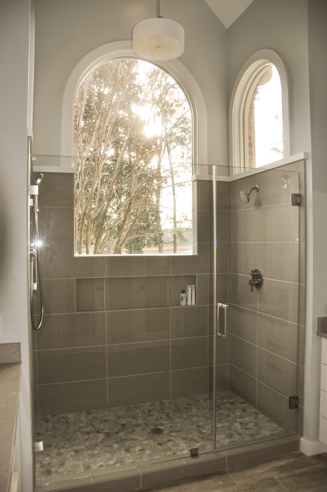 Стильный дизайн: ванная комната в стиле модернизм с врезной раковиной, плоскими фасадами, белыми фасадами, столешницей из искусственного кварца, двойным душем, унитазом-моноблоком и бежевой плиткой - последний тренд