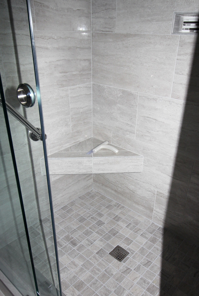 Idéer för ett stort klassiskt en-suite badrum, med luckor med infälld panel, skåp i mörkt trä, ett badkar i en alkov, en dusch i en alkov, grå kakel, porslinskakel, grå väggar, klinkergolv i porslin, ett undermonterad handfat, bänkskiva i kvarts, grått golv och dusch med skjutdörr