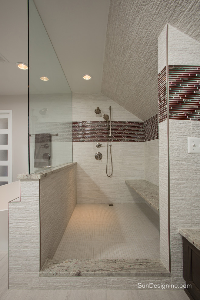 Foto på ett vintage en-suite badrum, med ett undermonterad handfat, skåp i shakerstil, skåp i mörkt trä, granitbänkskiva, ett fristående badkar, en öppen dusch, vit kakel, keramikplattor, vita väggar och klinkergolv i keramik