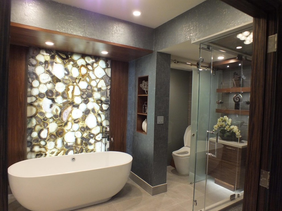 Inredning av ett modernt mellanstort en-suite badrum, med släta luckor, bruna skåp, ett fristående badkar, en dusch i en alkov, en bidé, flerfärgad kakel, stenkakel, grå väggar, klinkergolv i porslin, ett undermonterad handfat, bänkskiva i kvarts, beiget golv och dusch med gångjärnsdörr