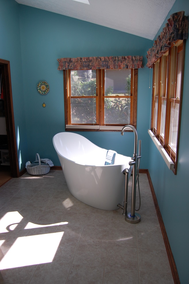 Inredning av ett modernt stort en-suite badrum, med luckor med infälld panel, skåp i mörkt trä, ett fristående badkar, en hörndusch, mosaik, blå väggar, klinkergolv i porslin, ett undermonterad handfat och laminatbänkskiva