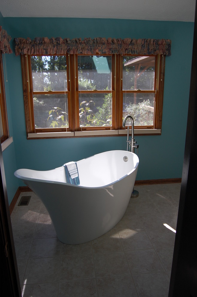 Exempel på ett stort modernt en-suite badrum, med luckor med infälld panel, skåp i mörkt trä, ett fristående badkar, en hörndusch, mosaik, blå väggar, klinkergolv i porslin, ett undermonterad handfat och laminatbänkskiva