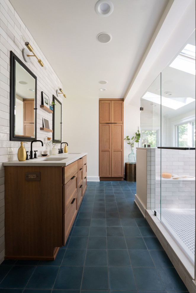 Esempio di una stanza da bagno tradizionale con piastrelle bianche, pavimento blu, top bianco e due lavabi